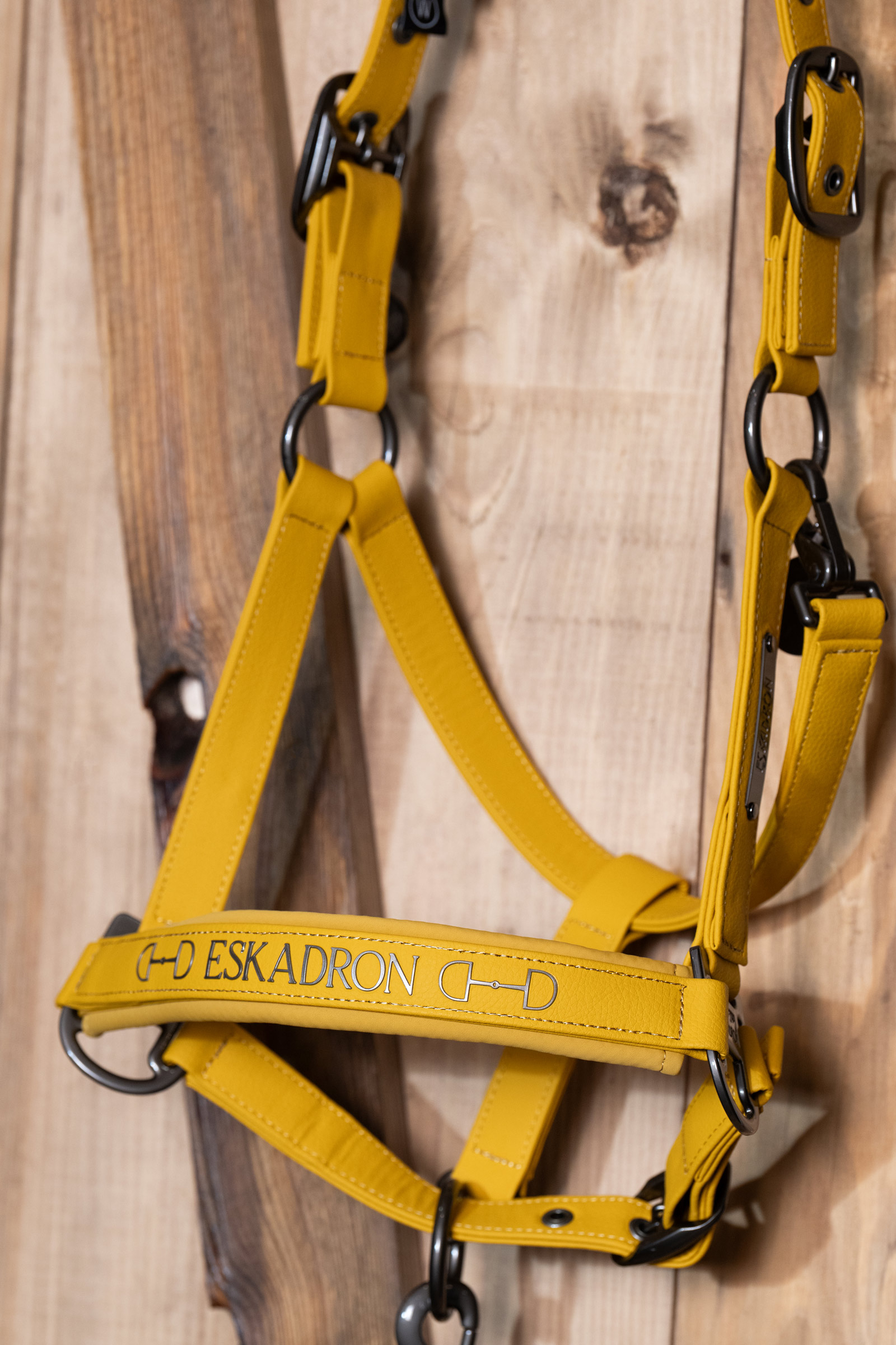 Eskadron Platinum 25 Dobbelt pin grime i kunstskinn