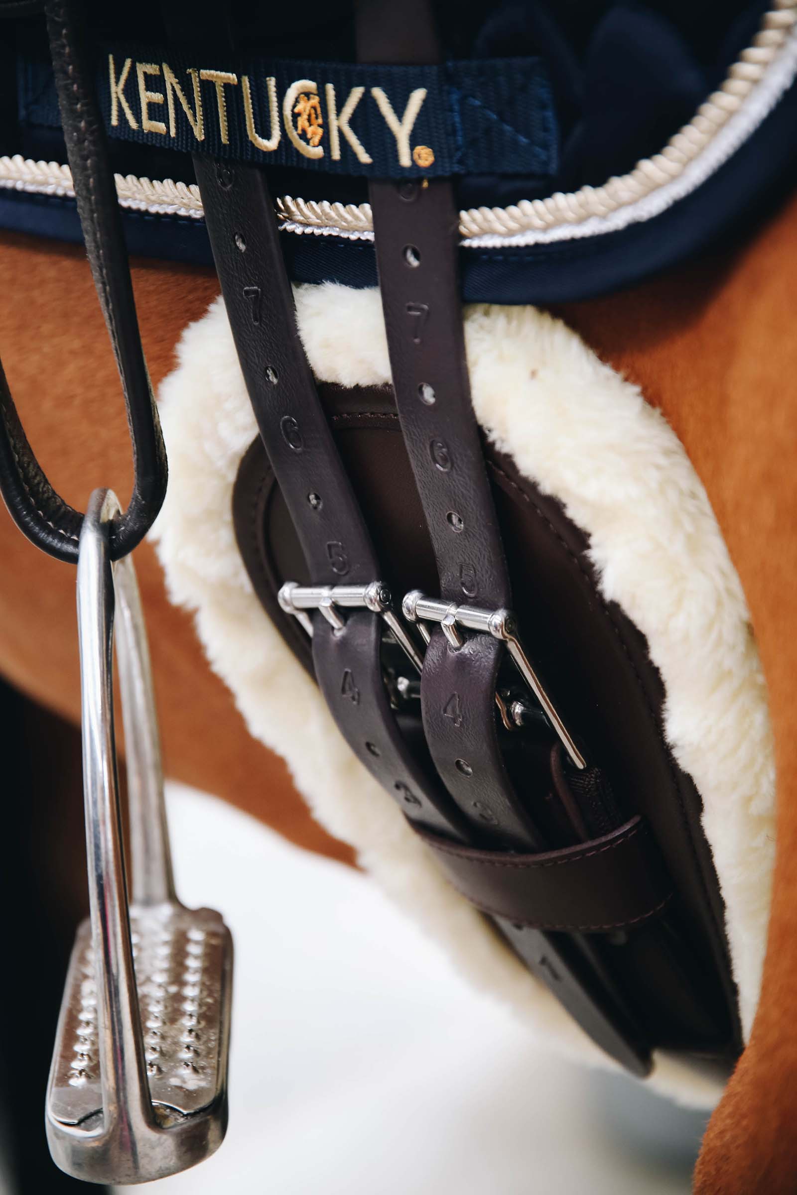 Kentucky Horsewear anatomisk gjordovertrekk i saueskinn til kort gjord