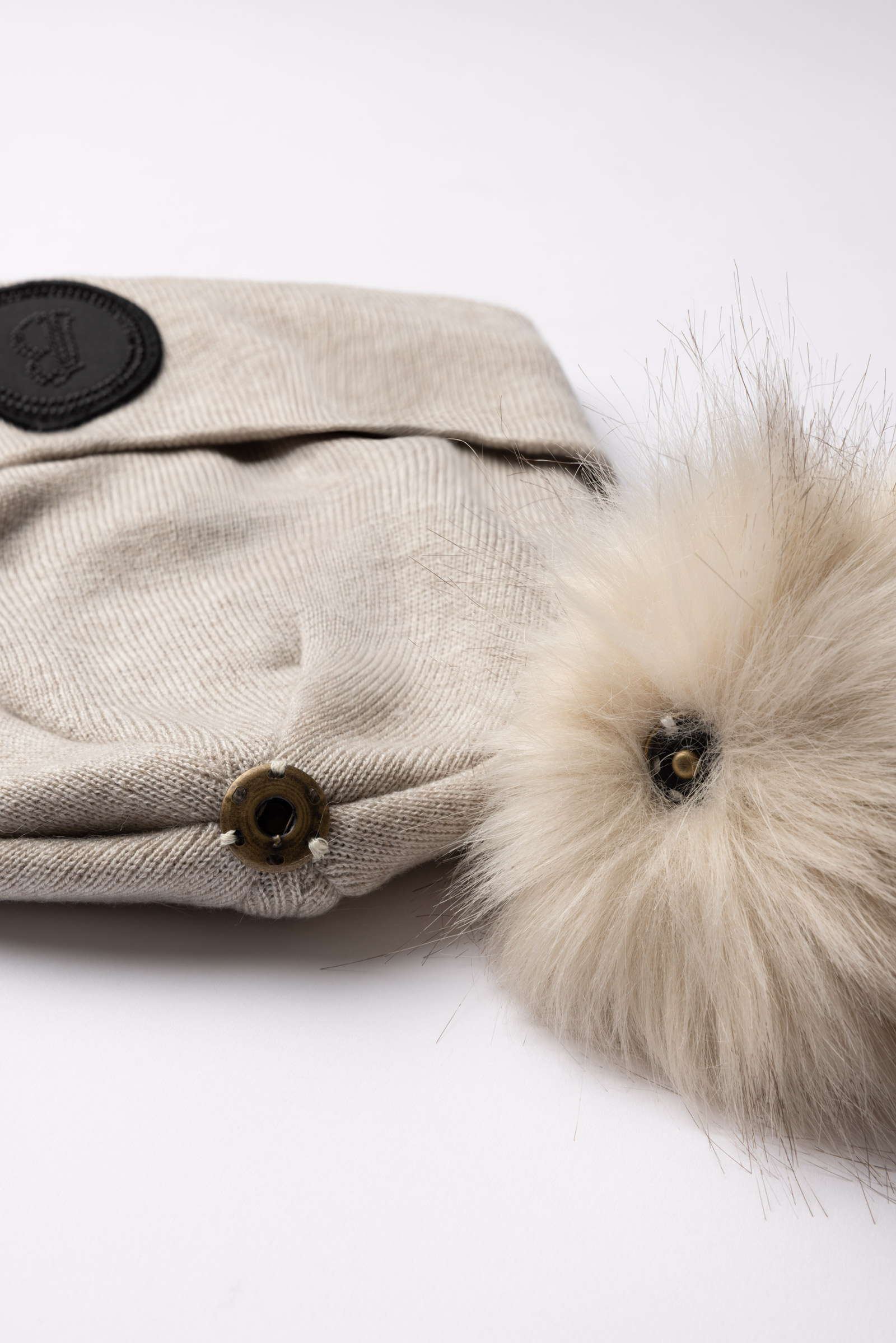 B Vertigo Sydney Strikket lue med avtakbar pompon