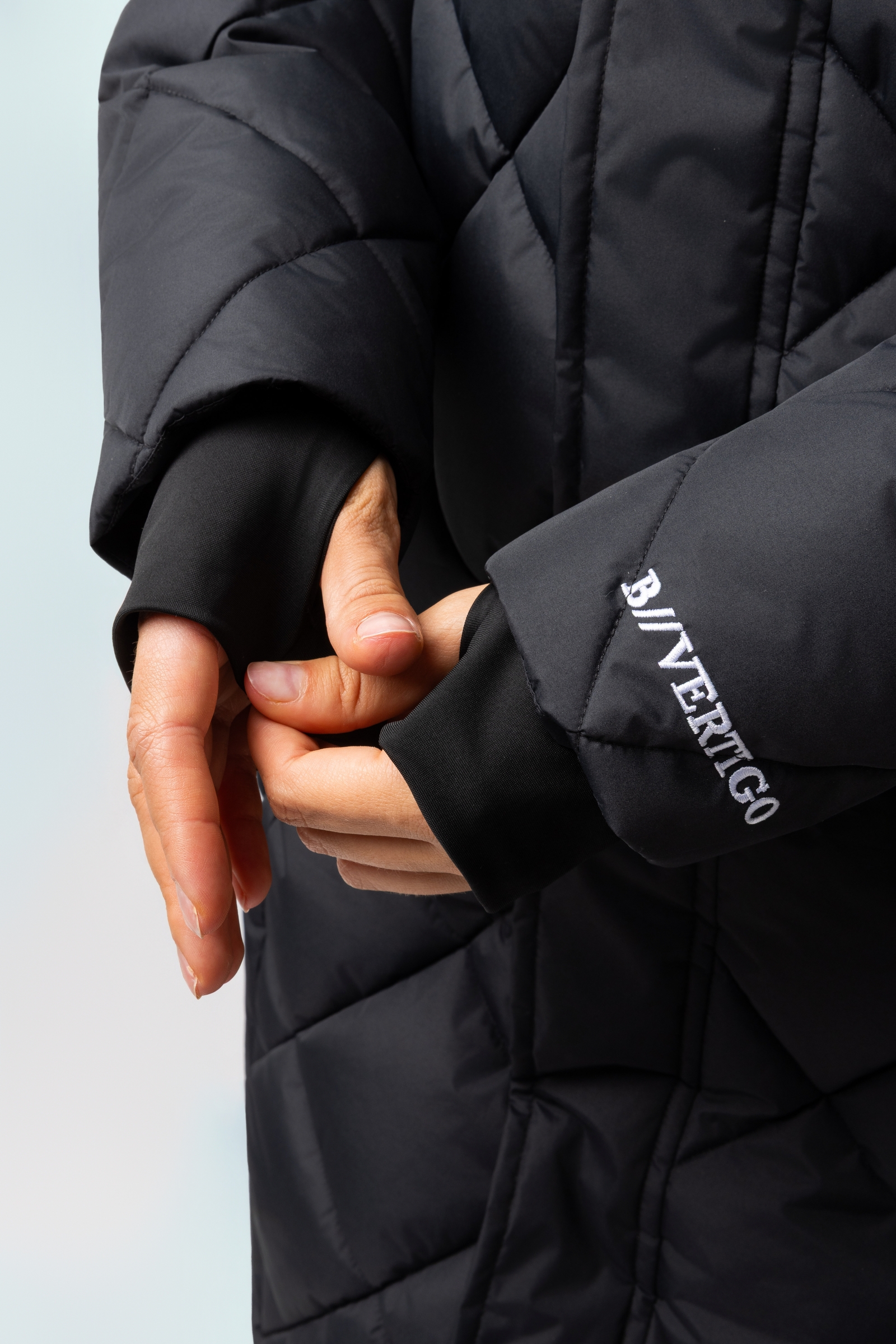 B Vertigo Gem lettfôret frakk til dame