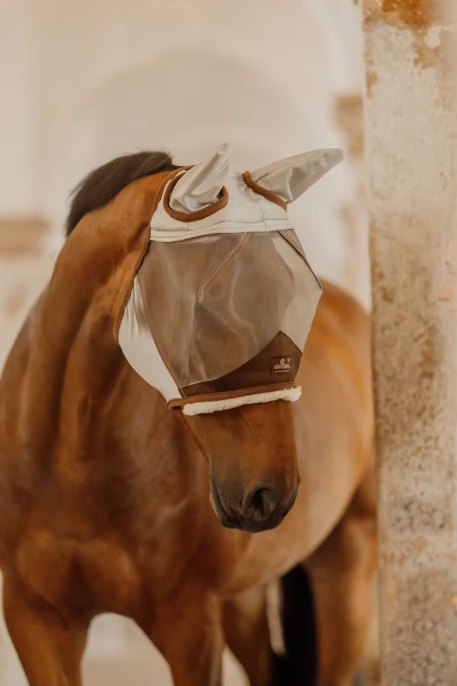 Silver Kentucky Horsewear hudvennlig fluemaske med &oslash;rer