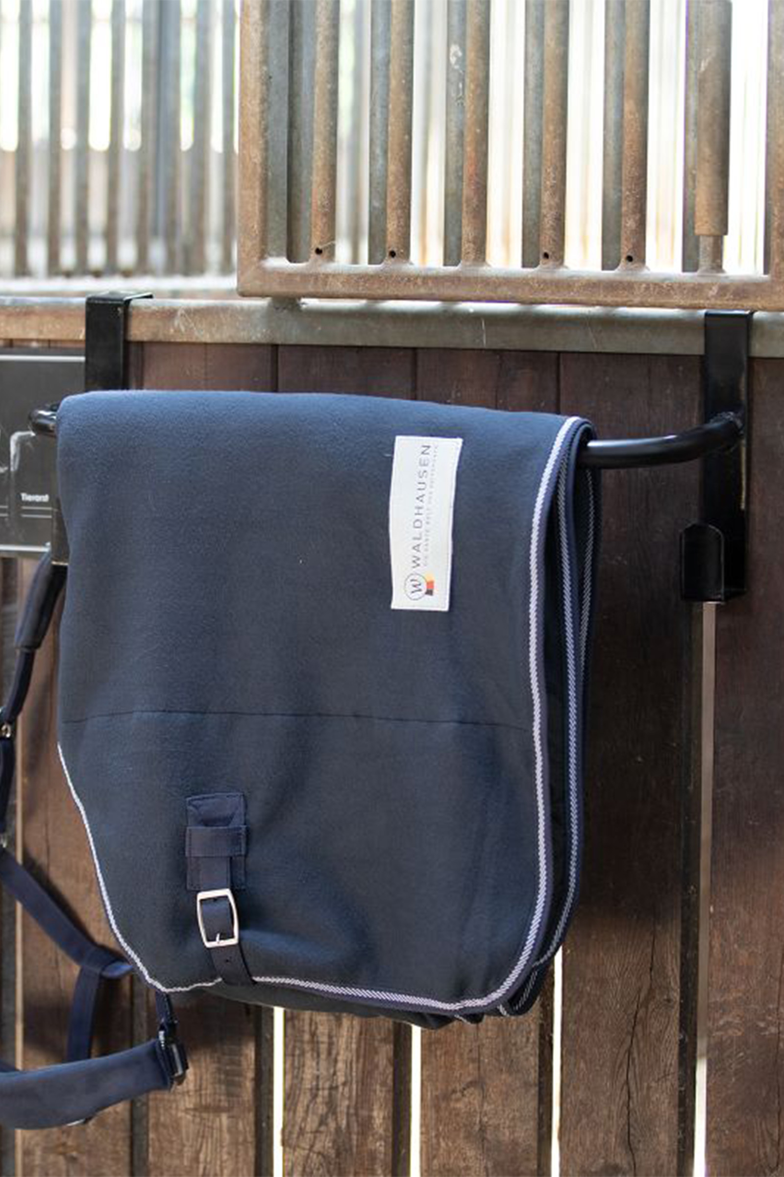 Teppeholder til stallport fra Waldhausen, justerbar