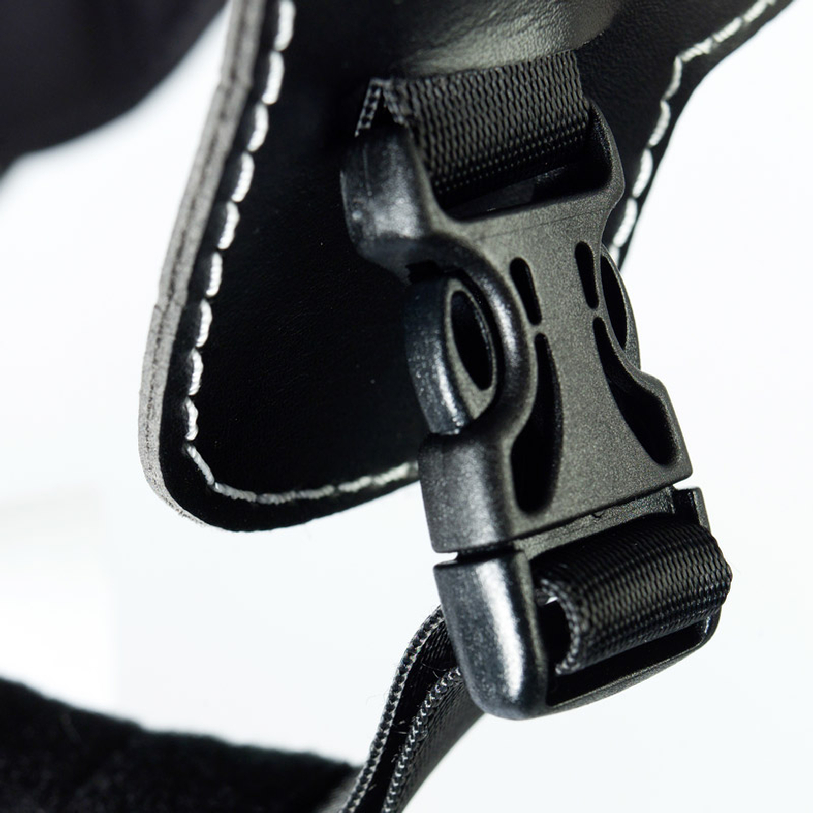 Finntack Elite karbonfiberhjelm