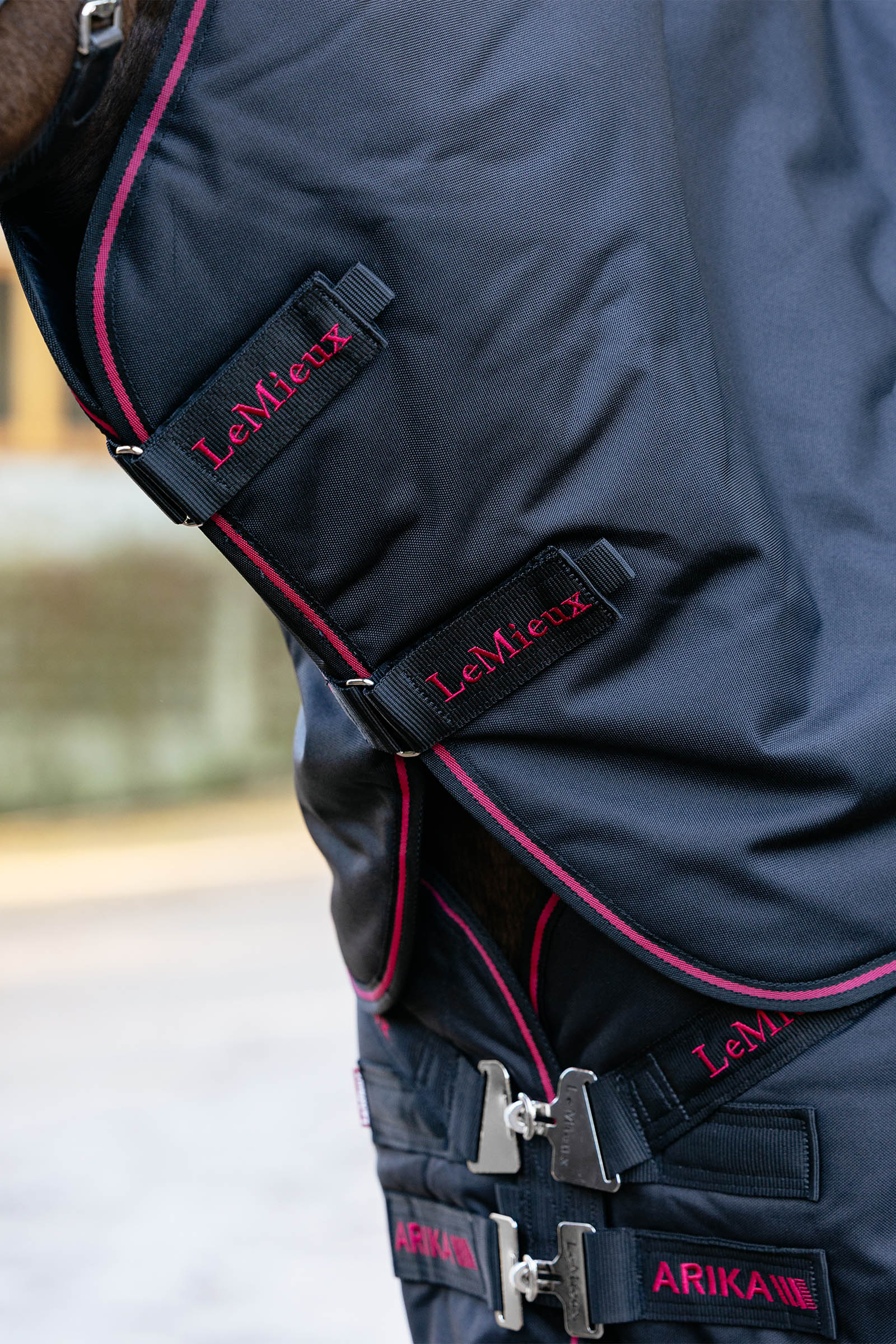 LeMieux Arika Storm-Tek utedekken med avtakbar hals, 50 g