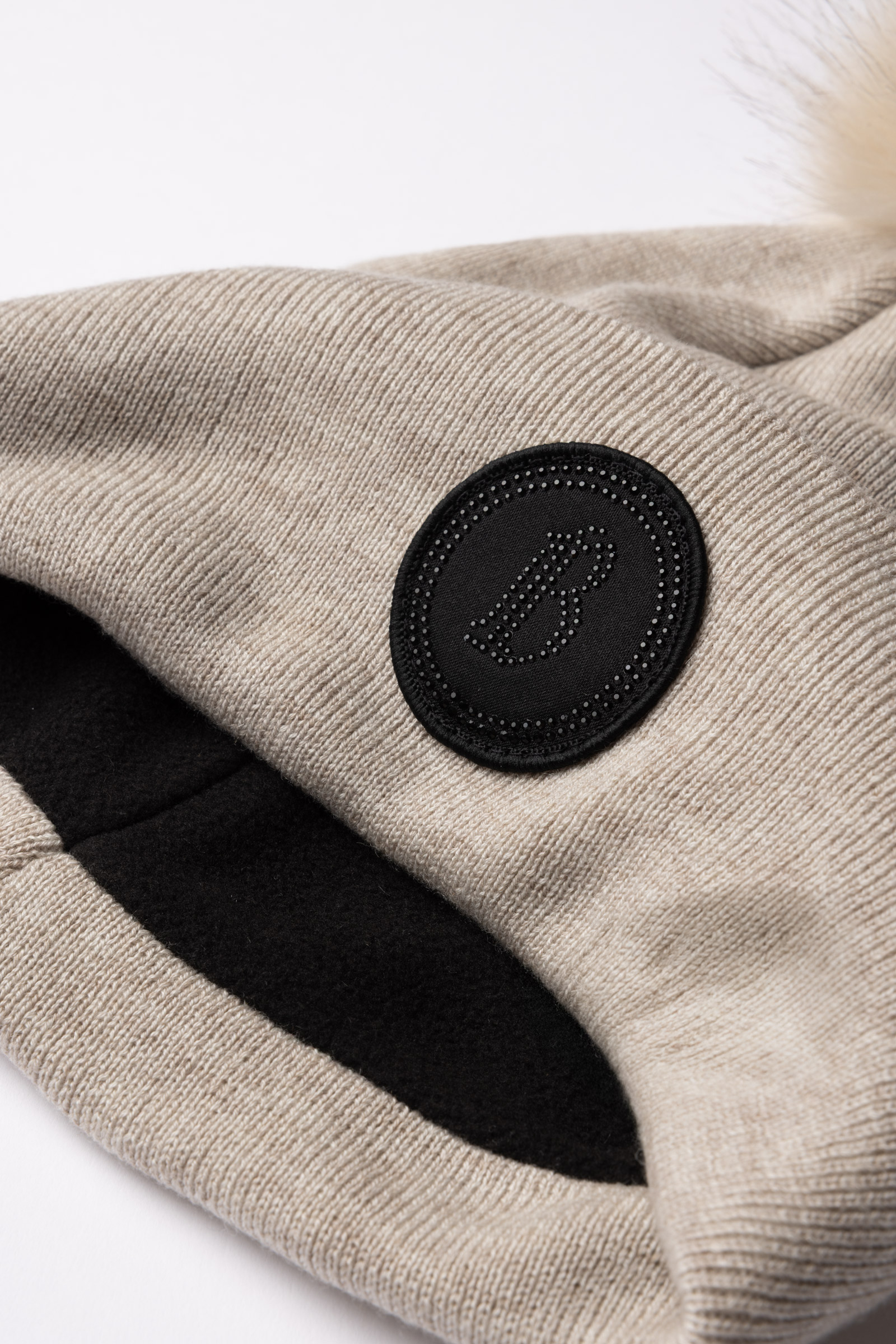 B Vertigo Sydney Strikket lue med avtakbar pompon