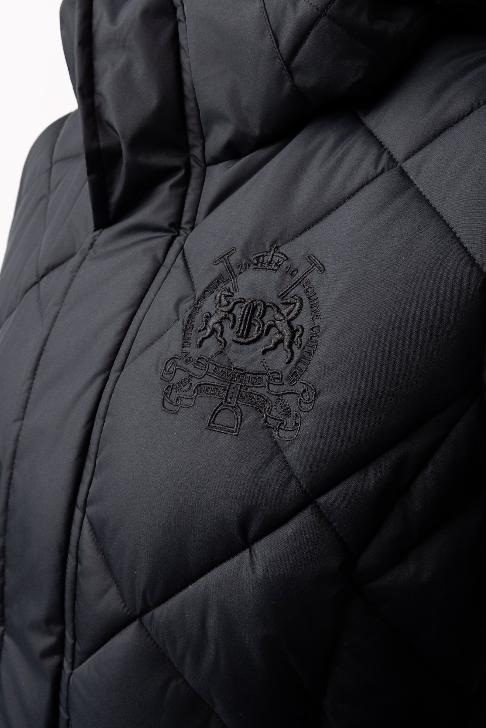 B Vertigo Gem lettfôret frakk til dame