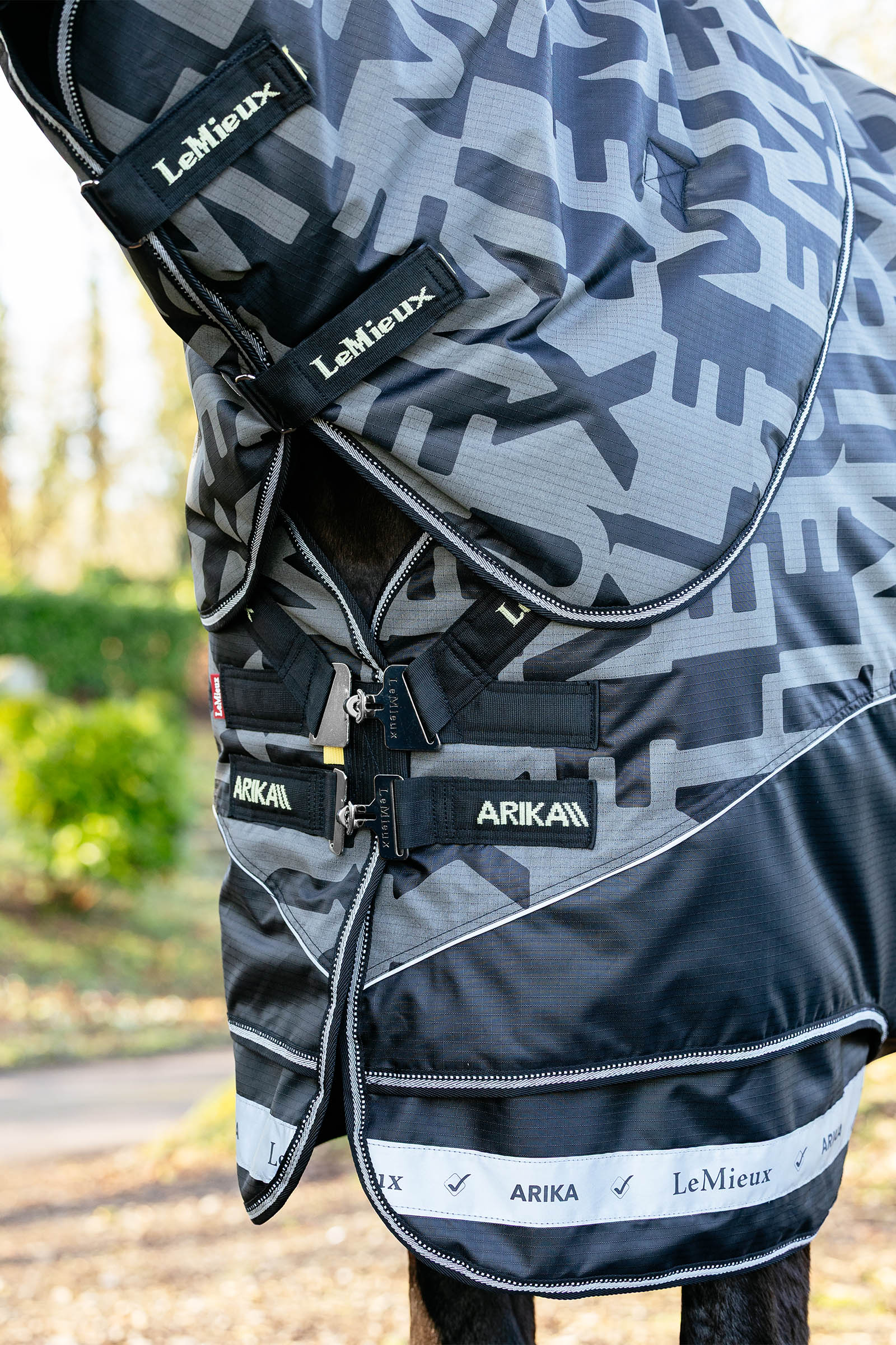 LeMieux Arika utedekken med refleks og avtakbar hals, 0 g