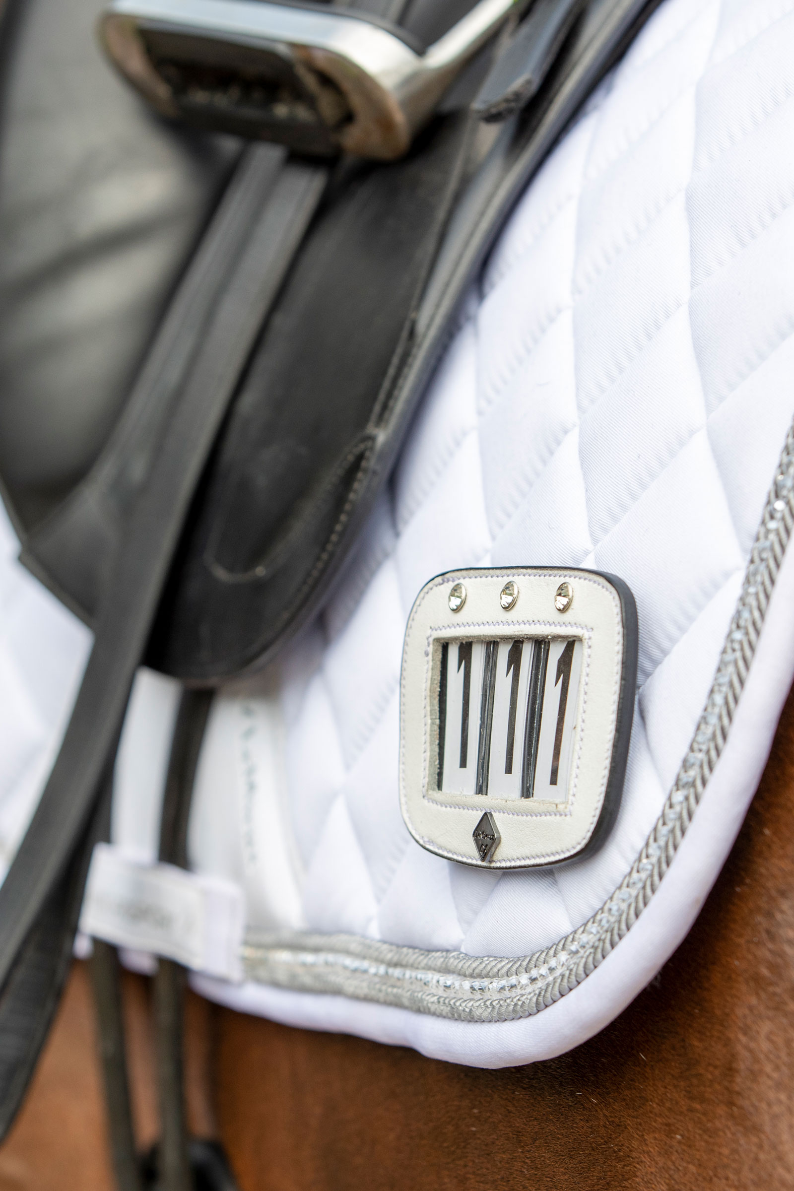 LeMieux nummerholder til sal med dekorsteiner