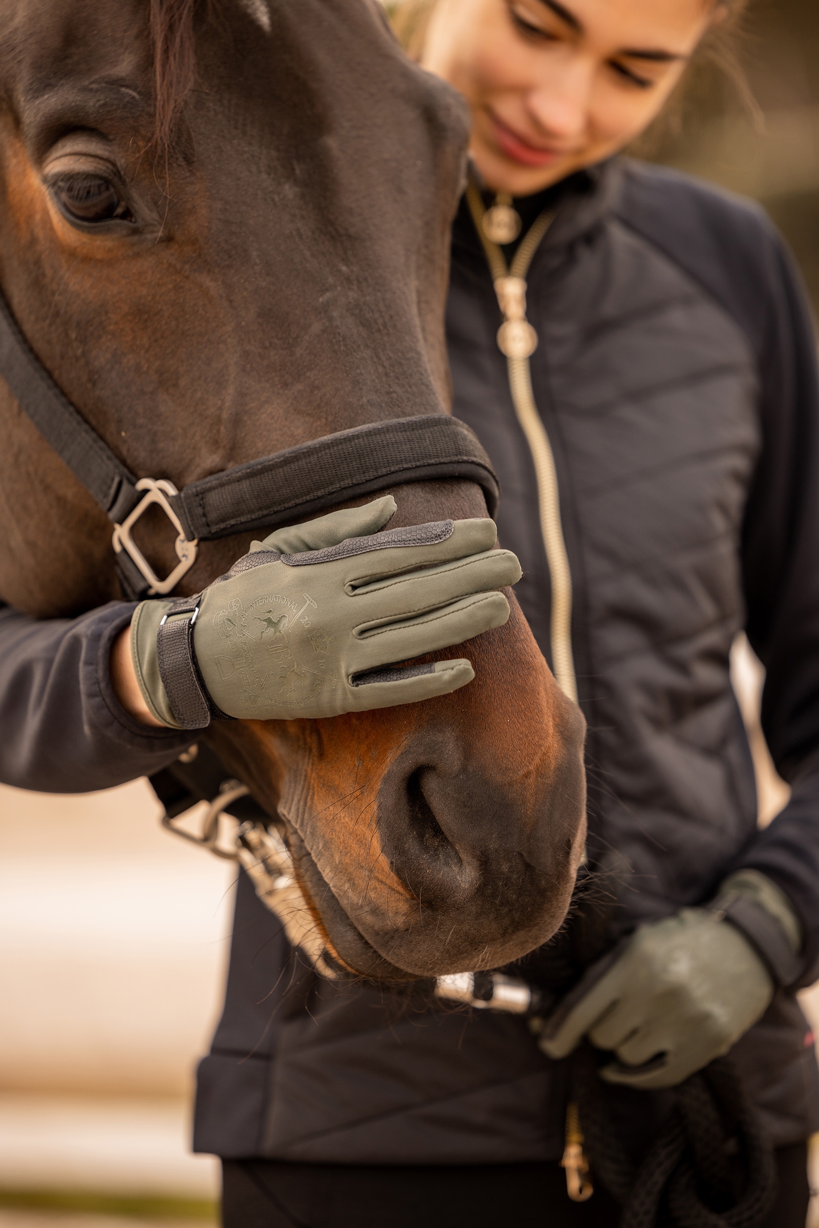 B Vertigo Laia ridehansker med logotrykk til dame