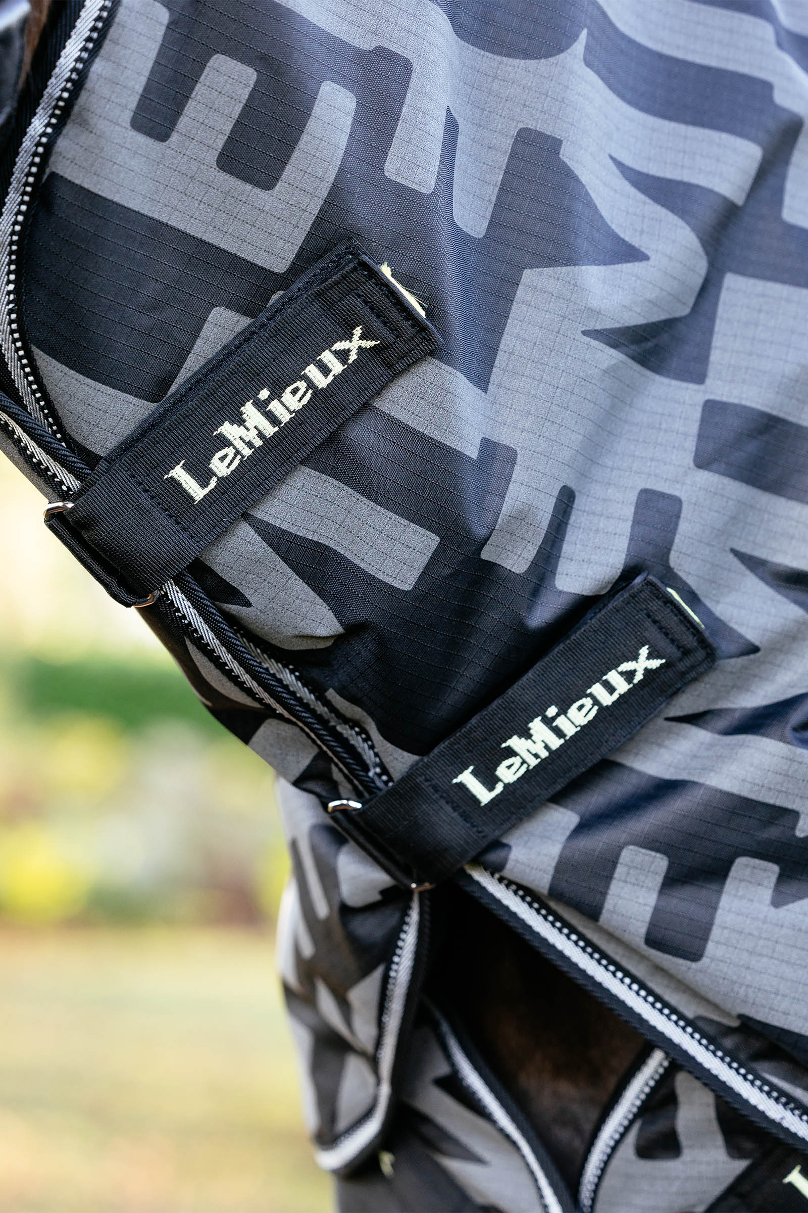 LeMieux Arika utedekken med refleks og avtakbar hals, 0 g